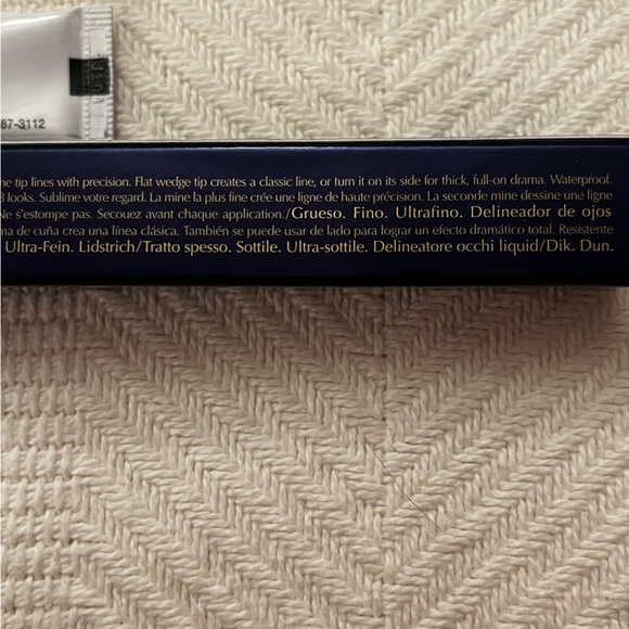 Estée Lauder Eyeliner with Ardell Lash Sets and  Lash Adhesive - Picture 4 of 5